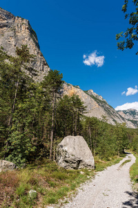 土路山地自行车小径附近的阿科和爱尔兰湖在 Sarca 山谷 山谷 del Sarca, 意大利, 欧洲