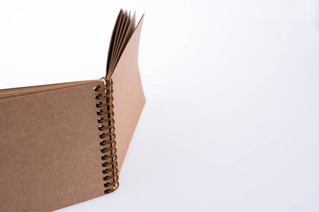 白色背景的棕色螺旋笔记本