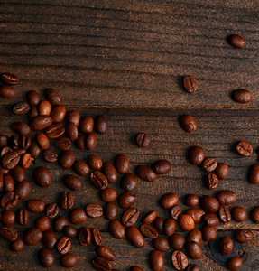 咖啡豆在一个木制的背景