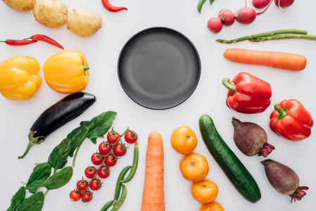 空圆板和新鲜健康蔬菜白色的顶部视图