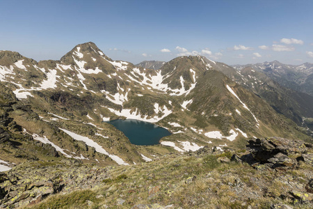 安道尔奥尔迪诺 Arcalis 高高山景观与雪场和湖泊