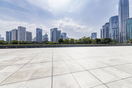 全景天际线和现代商务办公楼用空的路, 空的混凝土方形的地板