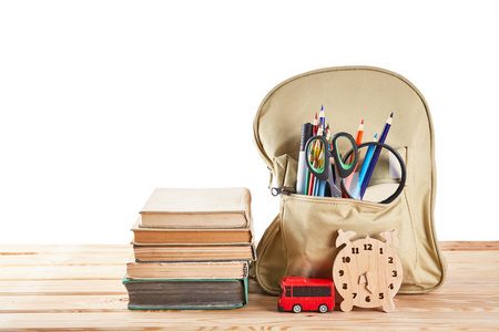 背包与供应在木桌与地方为文本。教育理念。返回学校