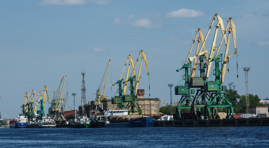 起重机在港口的圣彼得斯堡