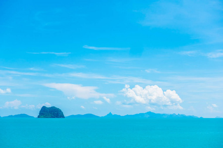 美丽的海和海洋与云彩在蓝天背景