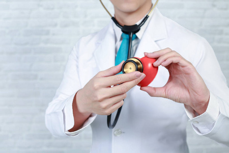 医生用心电图保持红色心脏。心脏病学概念