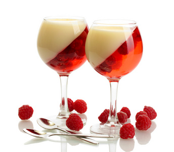 水果果冻的树莓在眼镜上白色隔离