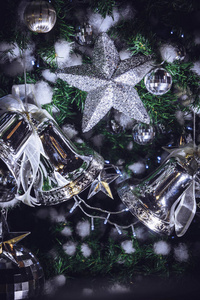 圣诞装饰品闪闪发光的星星和圣诞钟声。圣诞树上的装饰品