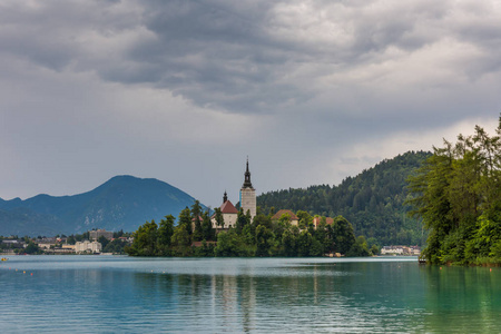 在暴风雨后流血的湖面上乌云密布。斯洛文尼亚旅游地方在欧洲