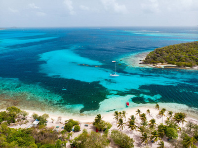 在圣文森特和格林纳丁斯珊瑚礁的热带岛屿和绿松石加勒比海的空中无人机鸟瞰图