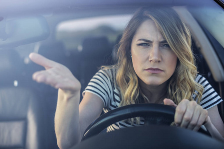 愤怒的女人驾驶一辆车