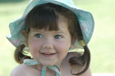 蓝色帽子的婴儿的肖像图片