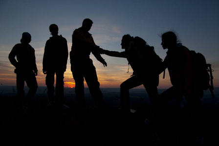 一组游客在山顶上的日落