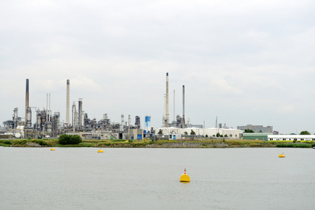 在鹿特丹港口的石油工业