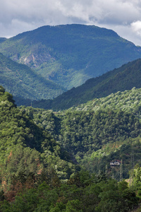 保加利亚普罗夫迪夫 Rhodope 山 Asenovgrad 镇附近的绿色丘陵景观令人惊叹