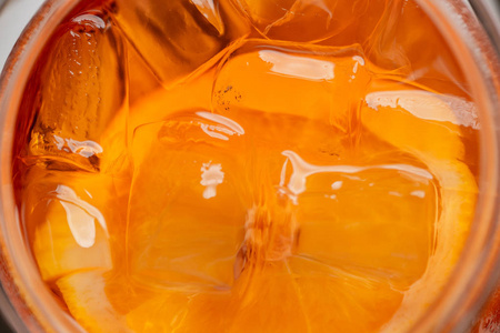 橙色鸡尾酒用橙色的切片和冰装饰。宏观