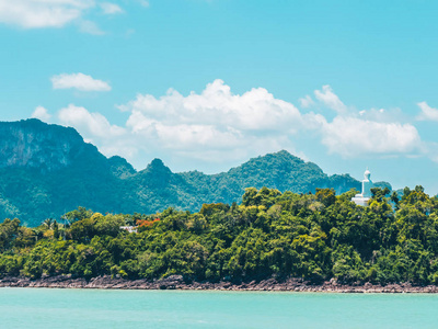 美丽的热带海洋与白云在蓝天背景为旅行和假期