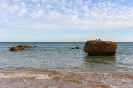 海岸边在 Castelos 海滩, 波尔图, 葡萄牙阿尔加维