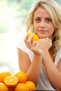 十几岁的女孩吃橘子