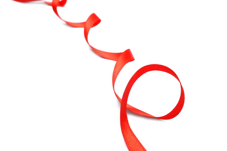白色背景上的简单红丝带, 特写