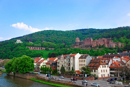 Neckar 河码头和夏季海德堡的城市景观, 德国