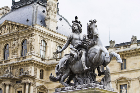 在法国，巴黎罗浮宫的博物馆