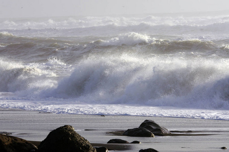 冰岛海滩与海在 stormrolls 在海崩溃在海滩在冬天在冰岛