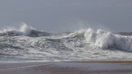 葡萄牙北部一个空旷的海滩上的大浪