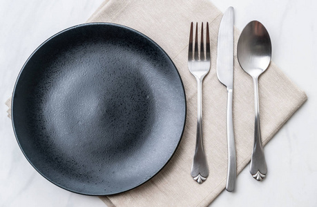 桌子上的空盘子勺叉子和小刀
