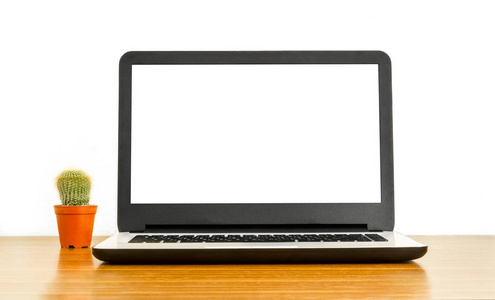 桌上有空白屏幕和仙人掌的笔记本电脑。在白色背景上被隔离