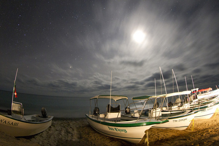 在海洋和小船在墨西哥下加利福尼亚州 sur 晚上星星