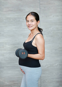 运动型孕妇用哑铃锻炼