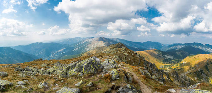 斯洛伐克低 Tatra 山脉的秋季色彩