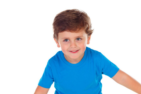 可爱的微笑的小男孩在蓝色 t恤被隔绝在白色背景之下