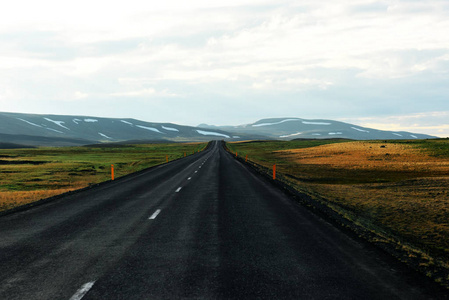 典型的冰岛风景与路