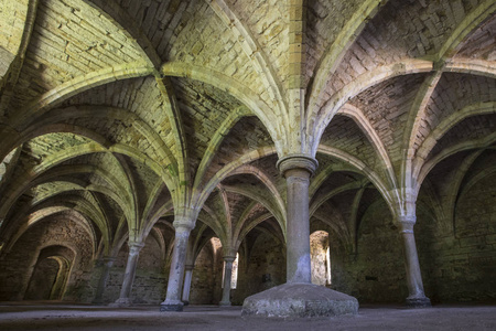 英国东部苏塞克斯历史战役修道院的地下室遗骸