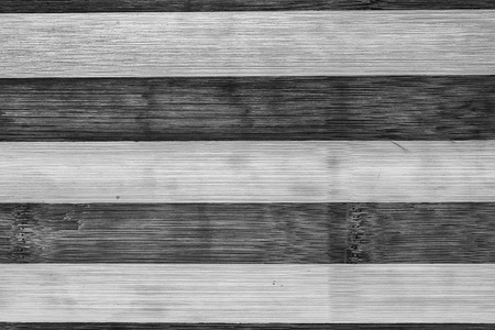 深色和浅褐色老式木制旧木板的背景。黑白剥离纹理