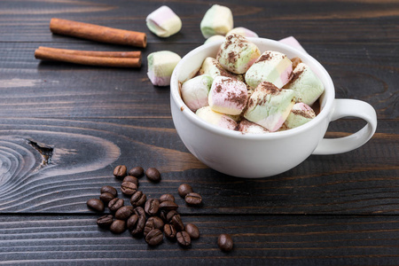 带棉花糖的热巧克力在木制乡村背景下
