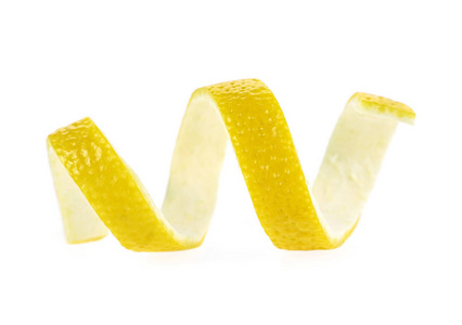 柠檬皮在白色背景下被隔离。健康食品