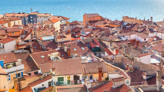 Piran 镇上有红色屋顶的老房子, 位于斯洛文尼亚, 欧洲的主要旅游胜地之一。