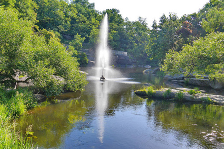 一个美丽的景色, 一个透明的喷泉跳动在池塘中美丽的自然在炎热的夏天天
