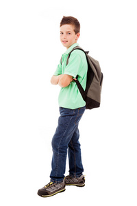 学校男孩背着背包，孤立在 wh 上的全身画像