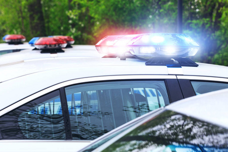 疫情在前警察不退一些警车专注于警笛灯.