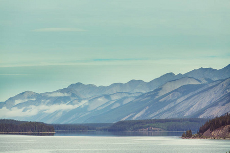 湖边山在加拿大用岩石在平静的水面反射的宁静