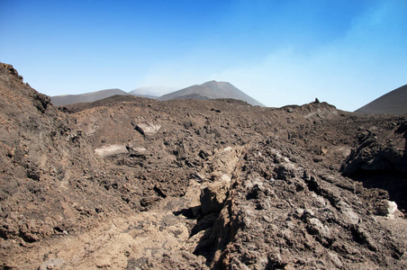 埃特纳火山火山的景观。到危险中心的旅行。火山灰和熔岩