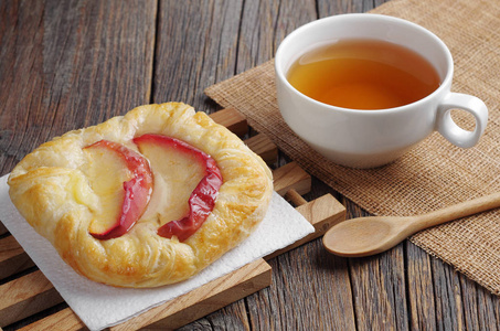 面包与苹果和杯茶 breacfast 在质朴的木桌上关闭照片