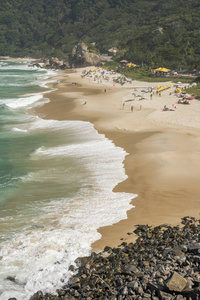 美丽的 Prainha 海滩风景由大西洋在大西洋雨林和拉斯汀植被, 西边里约热内卢, 巴西