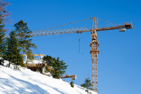 起重机建筑机械建筑设备在白雪皑皑的环境