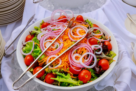 新鲜健康的春天沙拉碗恶臭蔬菜沙拉与顶级视图