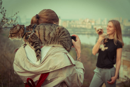 Selfy。一个女孩和一只猫在她的肩膀上需要一个女孩和一只狗